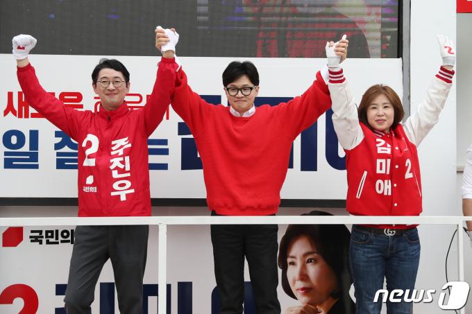 [사진] 한동훈 위원장 '해운대구 찾아 두 팔 번쩍'