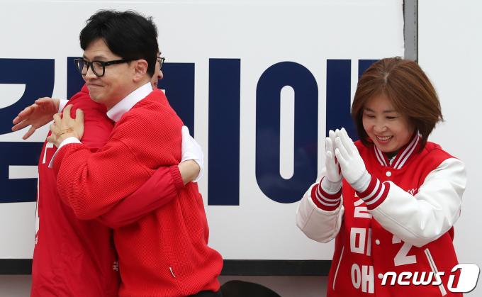 [사진] 주진우 후보와 포옹하는 한동훈 위원장