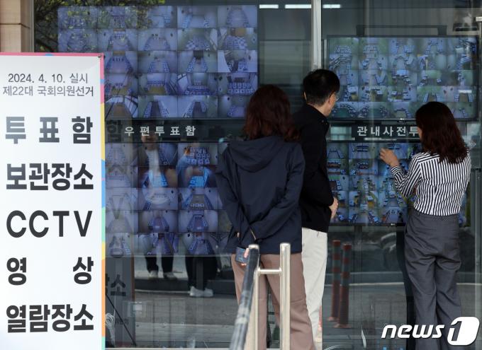[사진] 투표함 보관장소 CCTV 놓고 대화 나누는 시민과 선관위 직원들