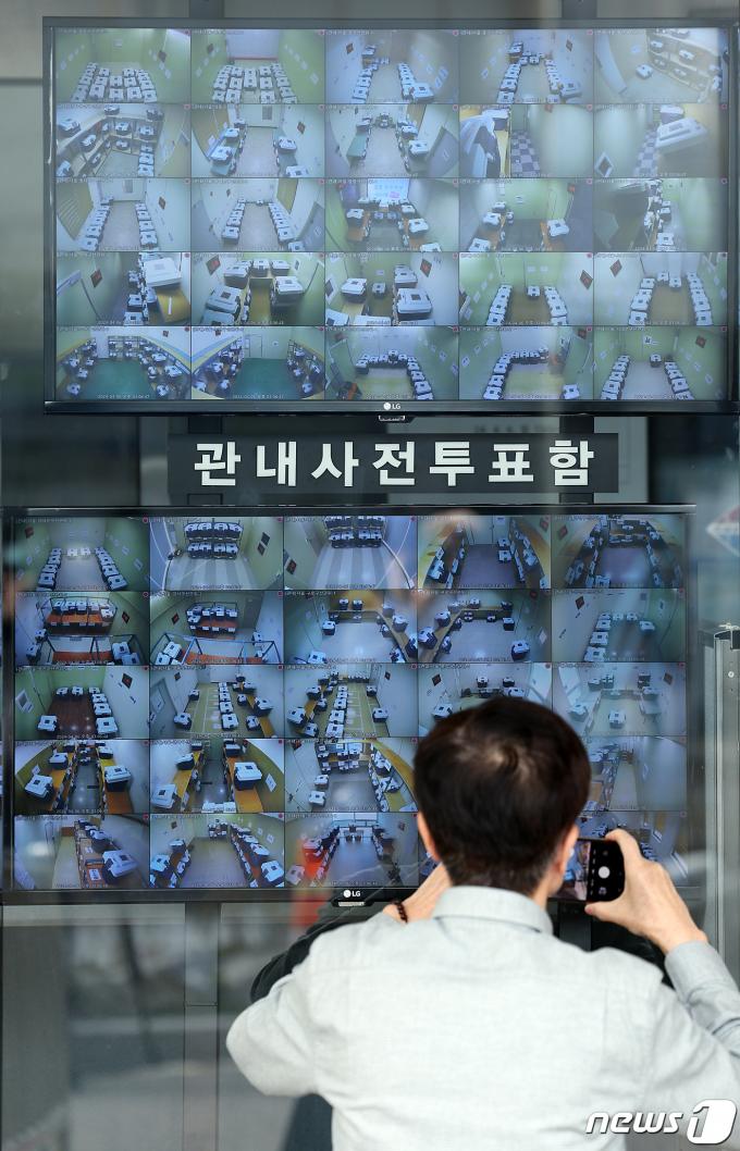 [사진] 사전투표함 보관장소 CCTV 촬영하는 시민