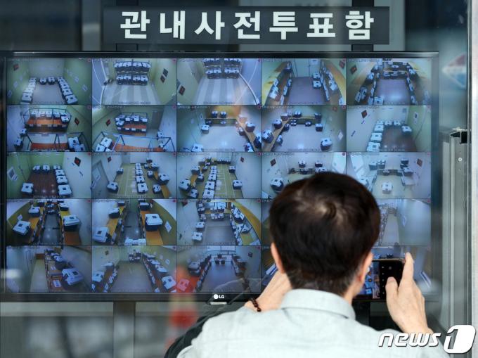 [사진] 투표함 보관장소 CCTV 촬영하는 시민