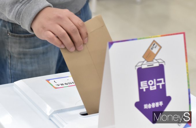사전투표 둘째날인 6일 오후 4시 기준 누계 투표율이 28.10%로 집계됐다. 사진은 사전투표 첫날인 지난 5일 서울 서초구 내곡동 사전투표소 모습. /사진=임한별 기자
