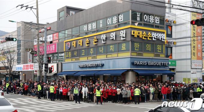 [사진] 유세 지켜보는 양산 시민들