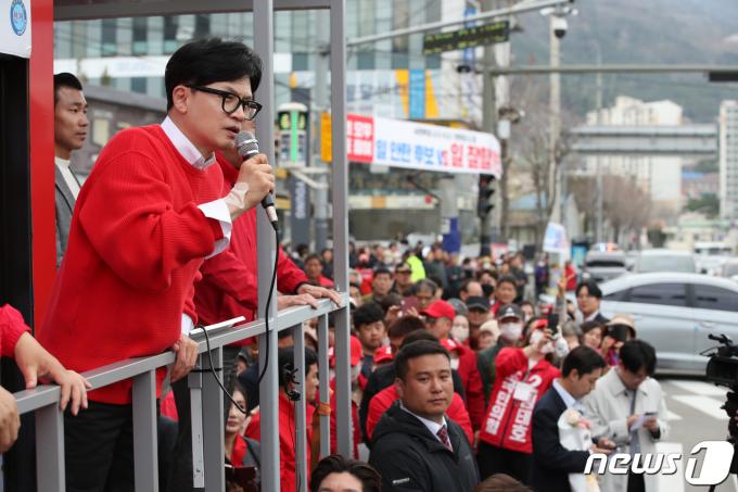 [사진] 한동훈 위원장 '양산 시민들에게 지지 호소'