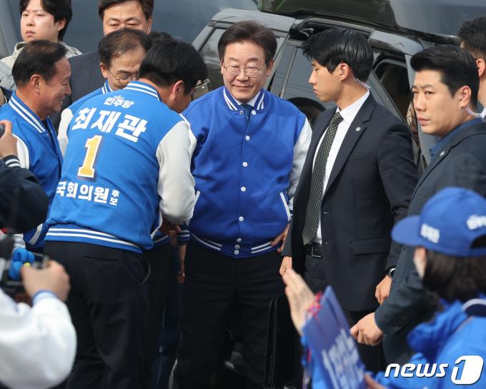 [사진] 최재관 후보와 인사 나누는 이재명 대표