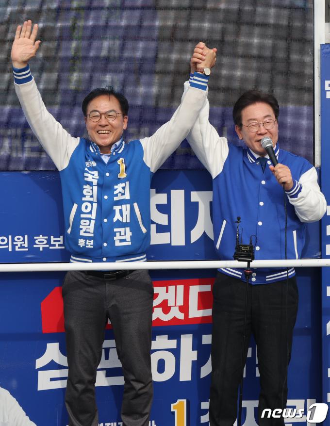 [사진] 이재명 대표, 최재관 후보와 함께