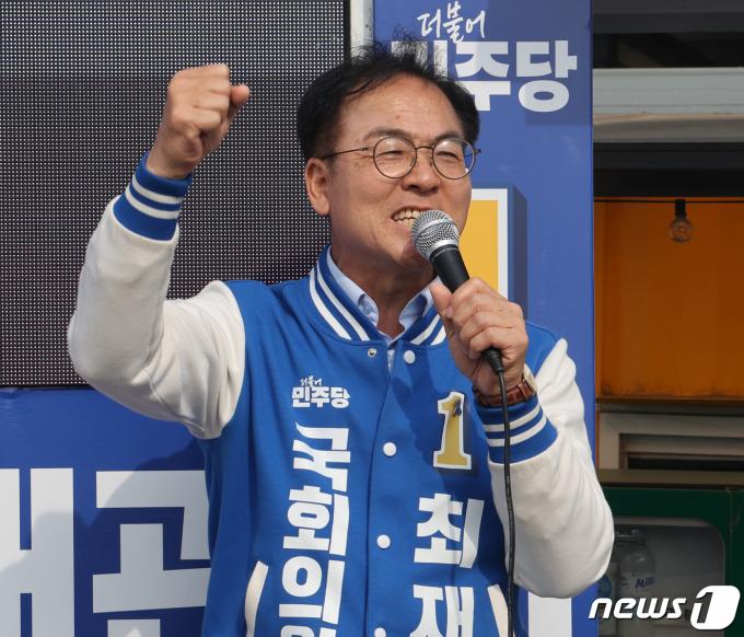 [사진] 지지 호소하는 최재관 후보