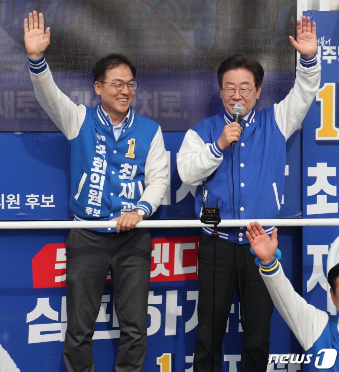 [사진] 이재명 대표, 최재관 후보와 함께