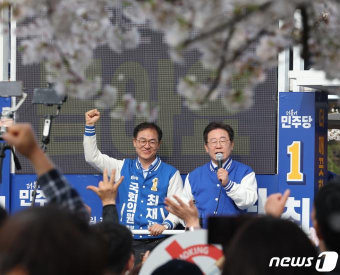[사진] 최재관 후보 지지 연설하는 이재명 대표