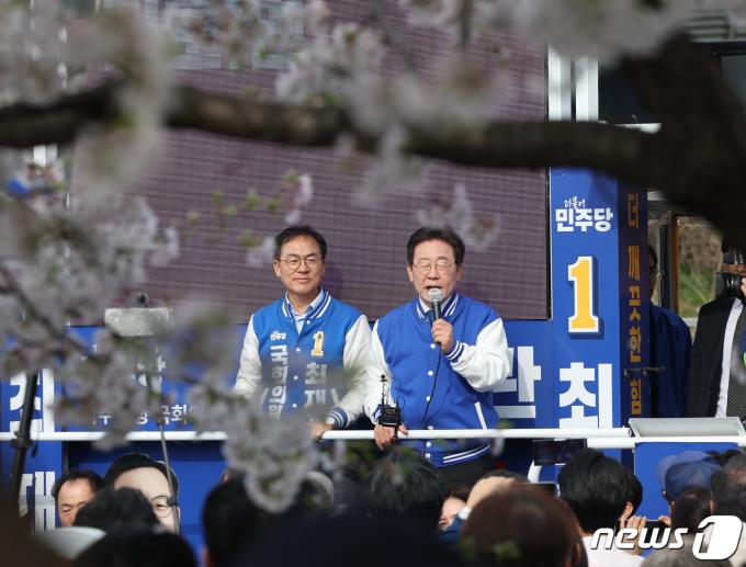 [사진] 벚꽃 아래서 유세 하는 이재명 대표