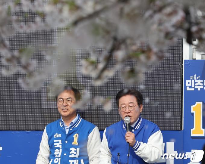 [사진] 벚꽃 아래서 유세 하는 이재명 대표