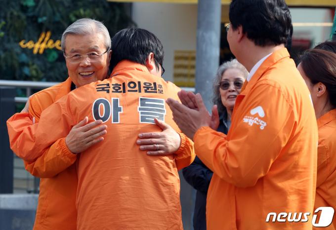 [사진] 후보 아들 안아주는 김종인