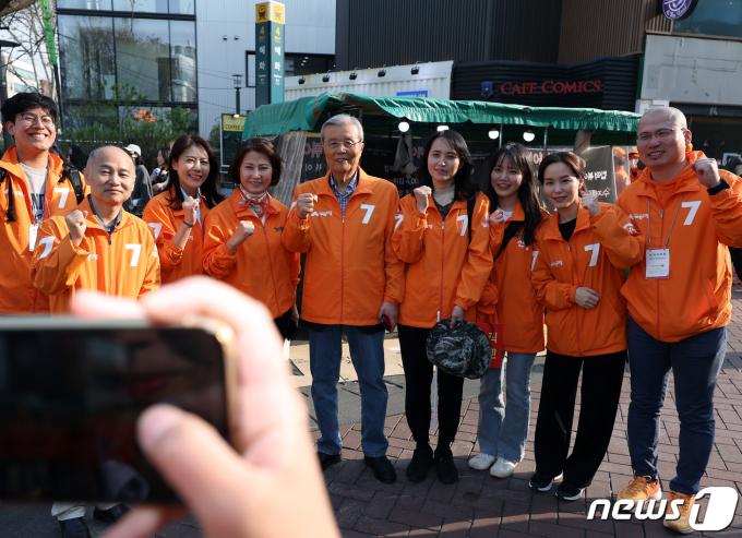 [사진] 개혁신당 비례대표 후보들과 기념 촬영하는 김종인