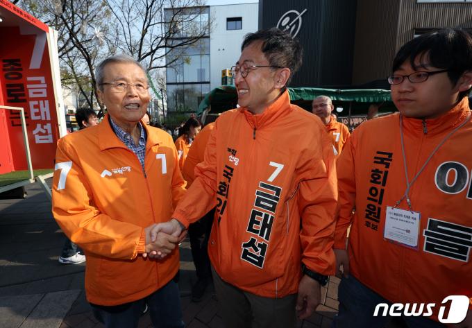 [사진] 금태섭 격려하는 김종인