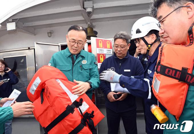 [사진] 구명복 점검하는 이한경 본부장