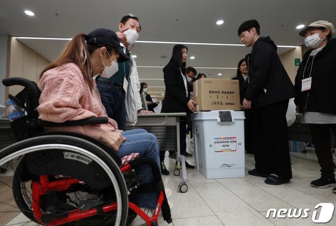 [사진] 사전투표 종료