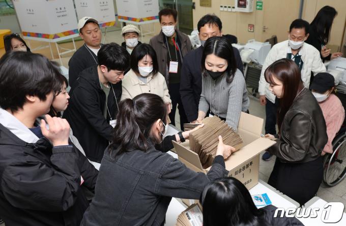 [사진] 22대 총선 사전투표 종료