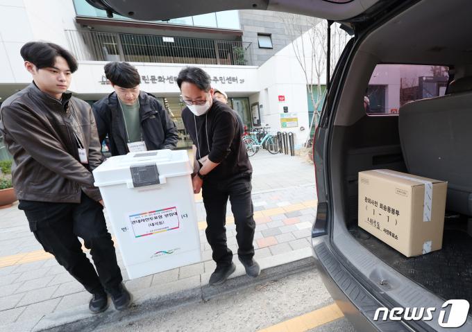 [사진] 호송 차량에 실리는 사전투표함