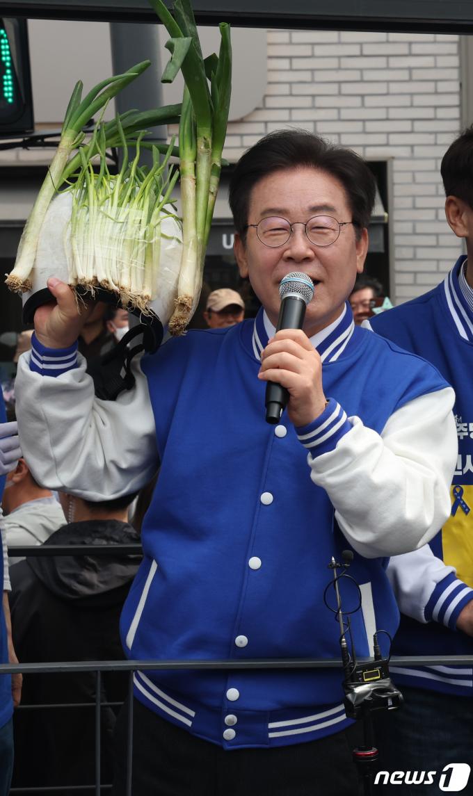 [사진] '대파 헬멧' 든 이재명 대표