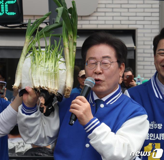 [사진] '대파 헬멧' 든 이재명 대표