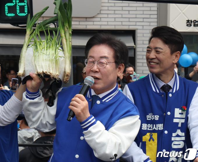 [사진] '대파 헬멧' 든 이재명 대표