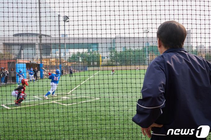 [사진] 야구시합 참관하는 윤 대통령