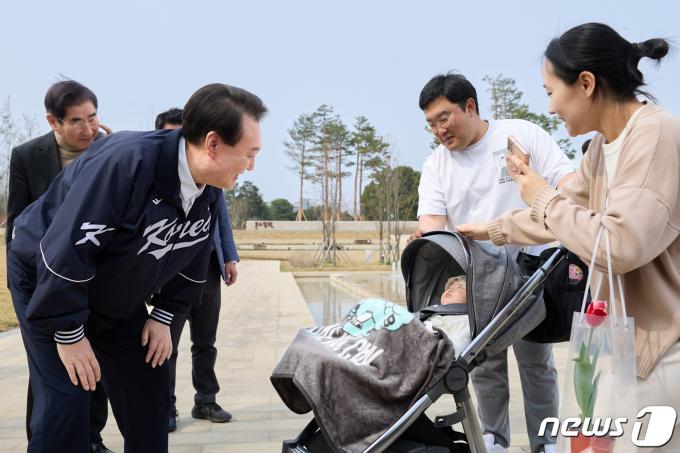[사진] 윤 대통령, 용산어린이정원 깜짝 방문
