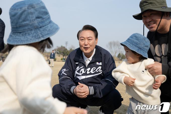 [사진] 윤석열 대통령, 용산어린이정원 깜짝 방문