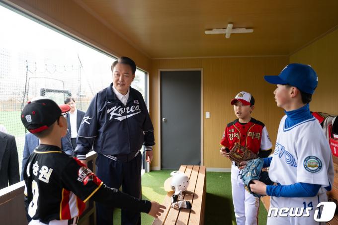 [사진] 초등학교 야구단 격려하는 윤 대통령