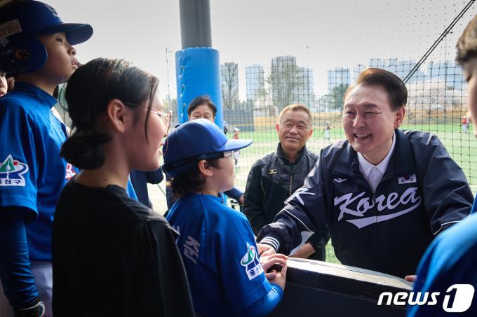 [사진] 윤 대통령, 용산어린이정원 깜짝 방문…리틀야구단 격려