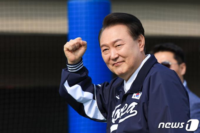 [사진] 윤 대통령 ‘초등학교 야구단 파이팅’