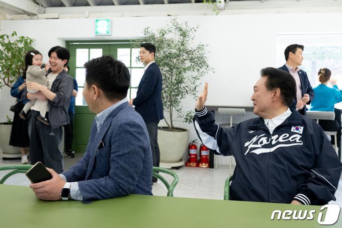 [사진] 카페에서 시민들과 인사하는 윤 대통령