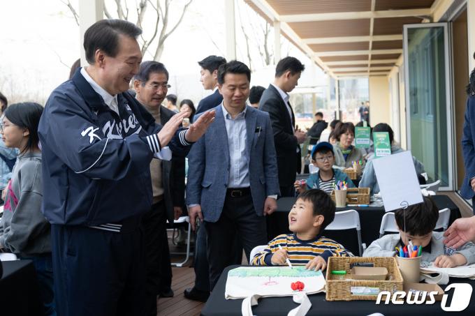 [사진] 에코백 만드는 어린이들 향해 인사하는 윤 대통령