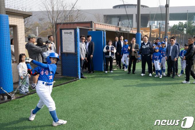 [사진] 리틀야구 시합 참관하는 윤석열 대통령