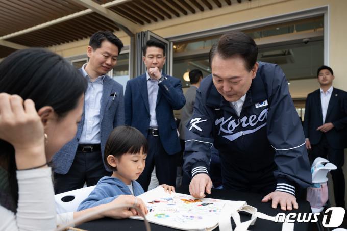 [사진] 윤 대통령 ‘에코백 그림 잘 그렸네’