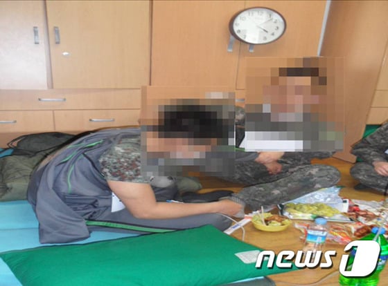 현장 검증 사진. 폭행을 주도했던 이 병장이 대답을 똑바로 안한다는 이유로 발로 윤 일병의 좌측 옆구리를 5회 폭행하는 상황을 재연하는 모습. (육군 제공)