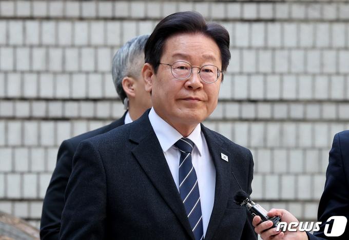 이재명 더불어민주당 대표가 2일 오전 서울 서초구 서울중앙지법에서 열린 '대장동 배임·성남FC 뇌물' 관련 특정범죄가중처벌등에관한법률위반(뇌물)등 공판에 출석하고 있다. 2024.4.2/뉴스1 ⓒ News1 장수영 기자