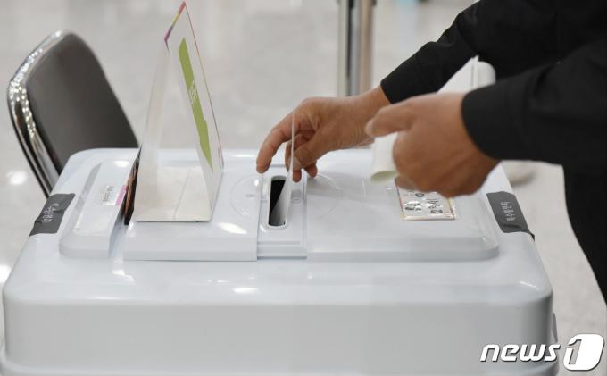 22대 국회의원 선거 사전 투표 둘째 날인 6일 오후 광주 북구 용봉동 사전투표소에서 한 유권자를 투표를 하고 있다. 2024.4.6/뉴스1 ⓒ News1 김동수 기자