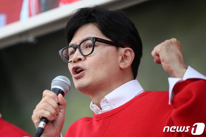 한동훈 국민의힘 총괄선거대책위원장이 제22대 국회의원선거(총선) 사전투표 둘째 날인 6일 경남 거제시 고현사거리에서 열린 ‘국민의힘으로 거제살리기’ 지원유세에서 서일준(경남 거제시) 후보의 지지를 호소하고 있다. 2024.4.6/뉴스1 ⓒ News1 이승배 기자