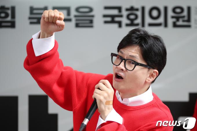 한동훈 국민의힘 총괄선거대책위원장이 제22대 국회의원선거(총선) 사전투표 둘째 날인 6일 부산시 북구 화명역 인근에서 열린 ‘국민의힘으로 북구살리기’ 지원유세에서 서병수(부산 북구 갑), 박성훈(부산 북구 을) 후보에 대한 지지를 호소하고 있다. 2024.4.6/뉴스1 ⓒ News1 이승배 기자