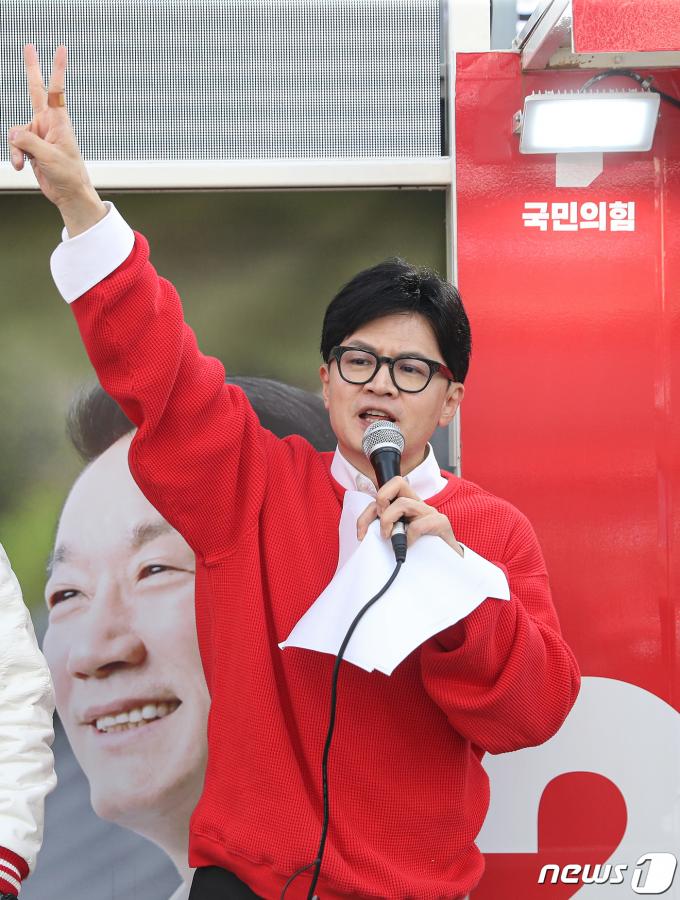 한동훈 국민의힘 총괄선거대책위원장이 제22대 국회의원선거(총선) 사전투표 둘째 날인 6일 경남 거제시 고현사거리에서 열린 ‘국민의힘으로 거제살리기’ 지원유세에서 서일준(경남 거제시) 후보의 지지를 호소하고 있다. 2024.4.6/뉴스1 ⓒ News1 이승배 기자