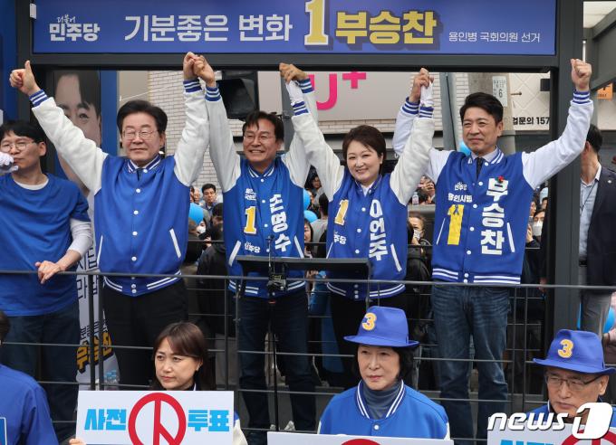 이재명 더불어민주당 대표가 6일 경기 용인 수지구 펑덕천사거리 일대에서 열린 유세