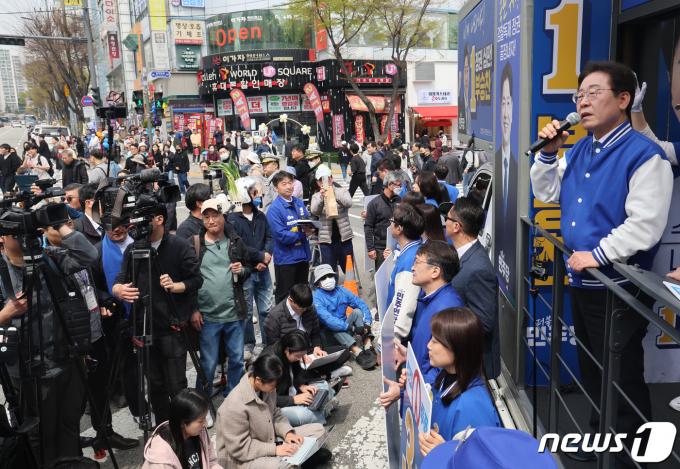 [뉴스1 PICK]'대파 헬멧' 든 이재명 