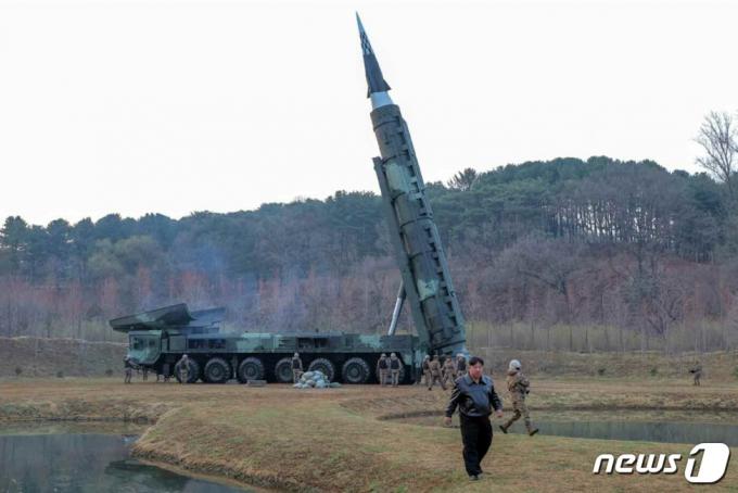 김정은 북한 노동당 총비서가 지난 2일 평양시 교외의 군부대 훈련장에서 발사한 신형 중장거리 고체탄도미사일 '화성포-16나'형의 첫 시험발사를 현지 지도했다고 노동당 기관지 노동신문이 3일 보도했다.[국내에서만 사용가능. 재배포 금지. DB 금지. For Use Only in the Republic of Korea. Redistribution Prohibited] rodongphoto@news1.kr