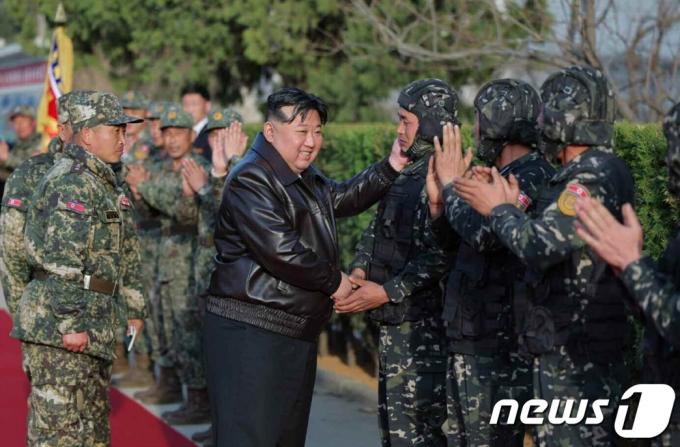 북한 노동당 기관지 노동신문은 25일 김정은 북한 노동당 총비서가 지난 24일 조선인민군 근위 서울 류경수 제105탱크 사단 지휘부와 직속 제1탱크 장갑보병연대를 시찰했다고 보도했다. [국내에서만 사용가능. 재배포 금지. DB 금지. For Use Only in the Republic of Korea. Redistribution Prohibited] rodongphoto@news1.kr