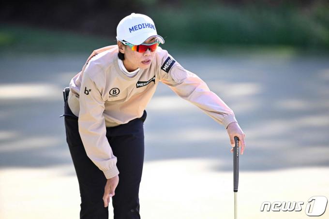 안나린이 7일(한국시간) 열린 LPGA투어 T-모바일 매치 플레이 4강전에서 샷을 날리고 있다. ⓒ AFP=뉴스1