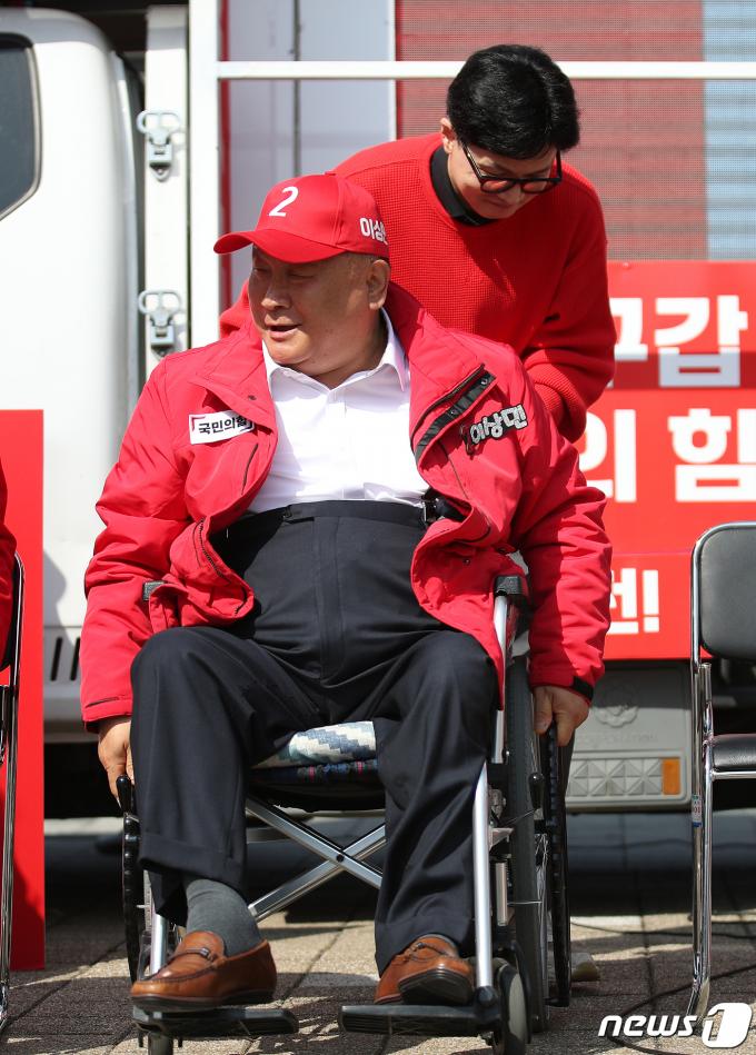 [사진] 이상민 후보 휠체어 잡아주는 한동훈 위원장