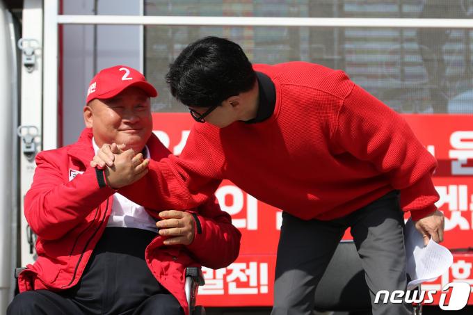 [사진] 한동훈 '이상민 후보 손 잡고'