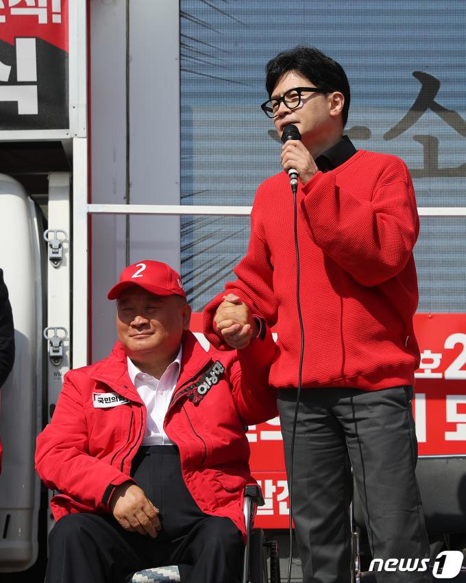 [사진] 한동훈 '대전 출마한 이상민 후보 손 잡고'