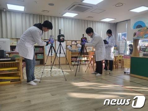 다중이용시설 공기질 측정이 이뤄지는 모습. (서울시 제공)ⓒ 뉴스1